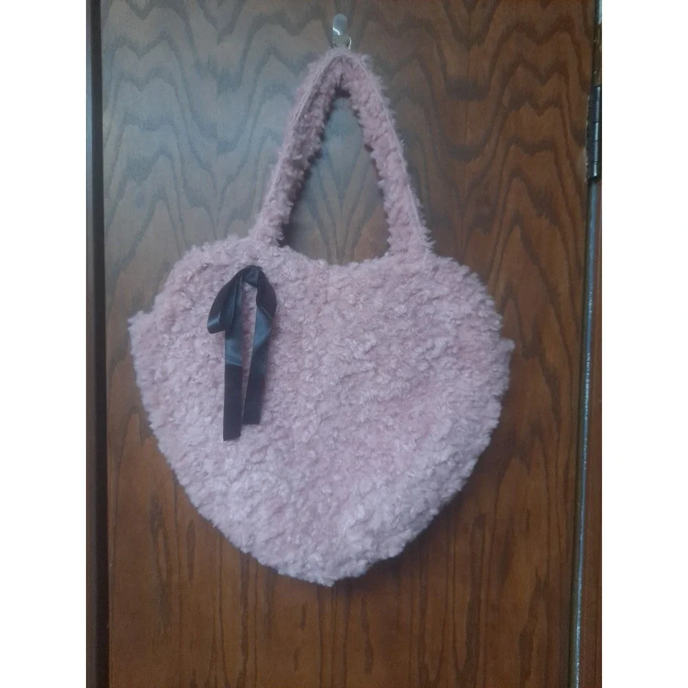 NWT Art Class Heart Shaped Shoulder Bag Luxurios Pink‎ Sherpa Stylish Chic Purse