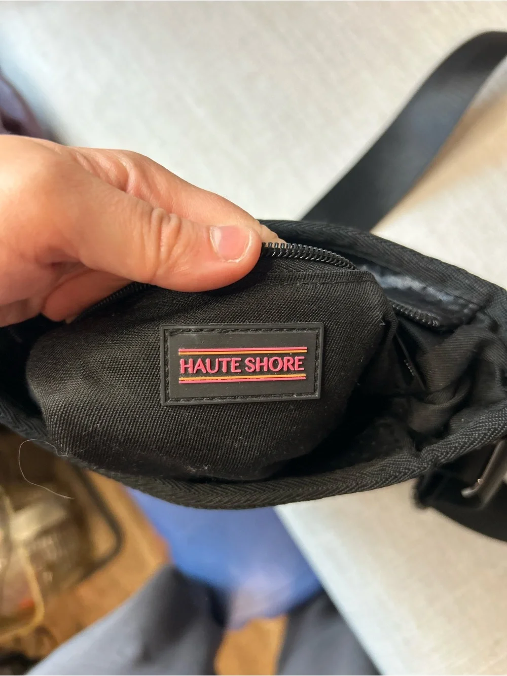 HAUTE SHORE compact black