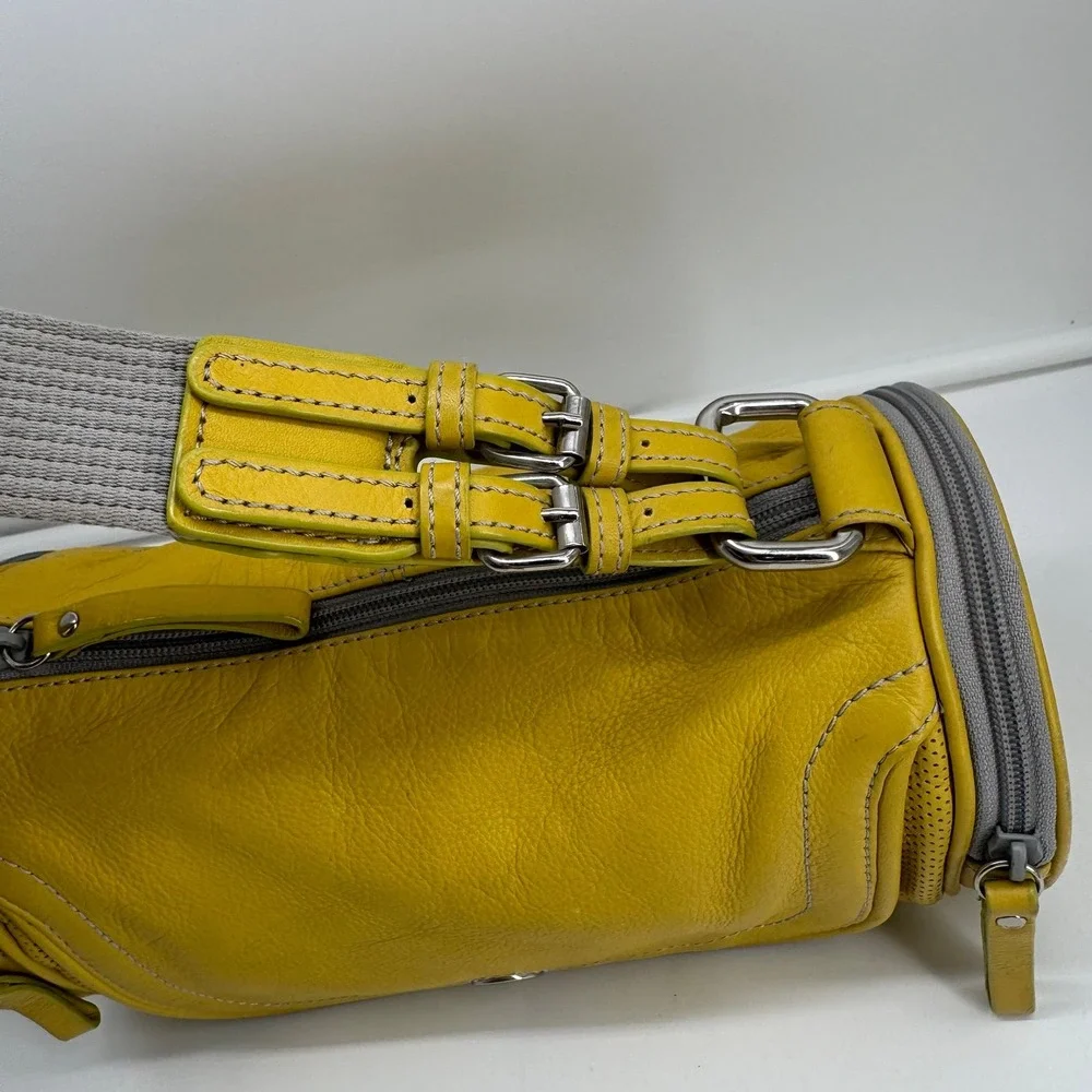 Reaction Kenneth Cole strap emblem sides