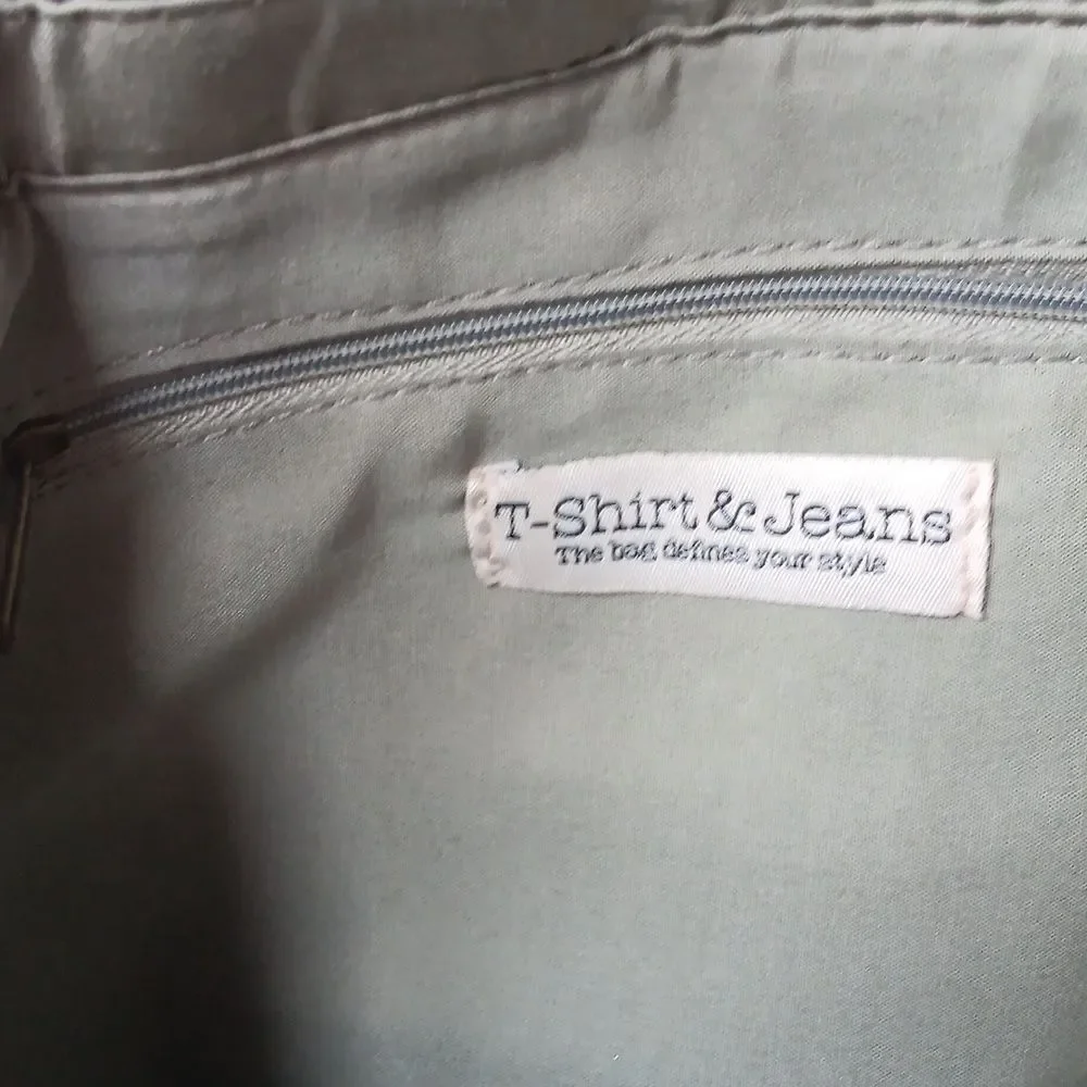 T-Shirt & Jeans this elegant