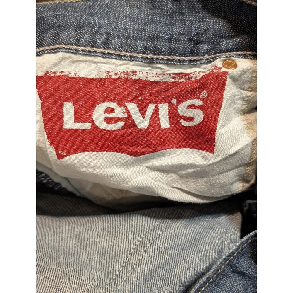 Levis minor white