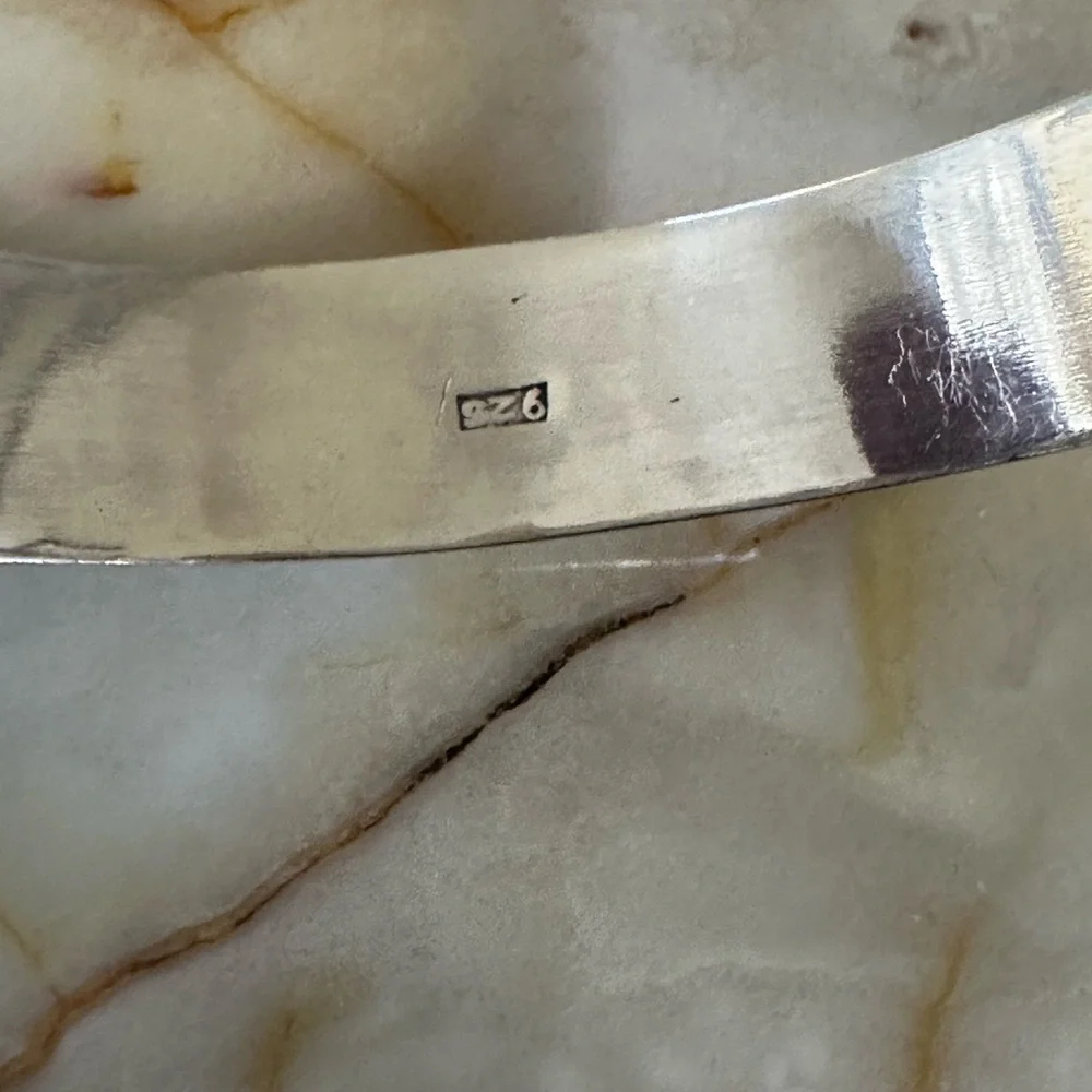 925 Sterling Silver this stunning