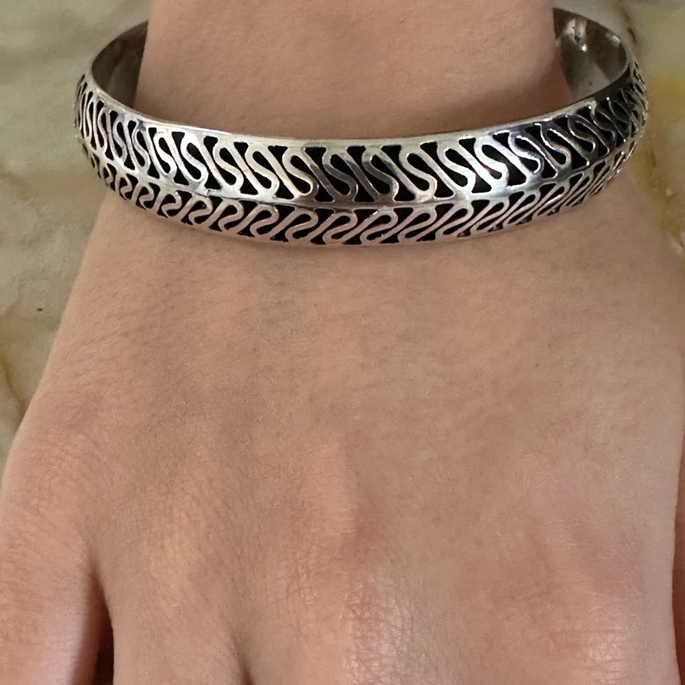 925 Sterling Silver this stunning