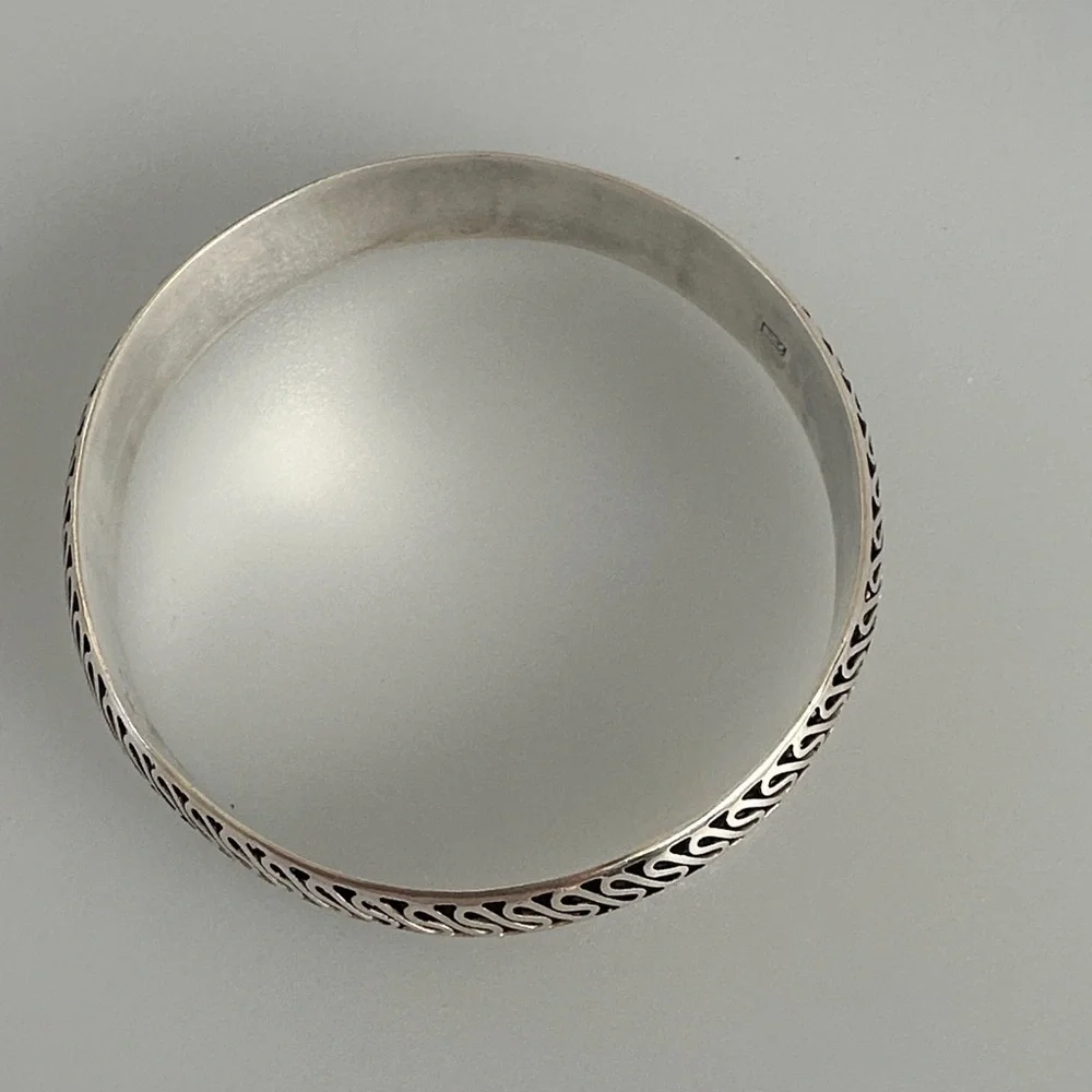 925 Sterling Silver this stunning