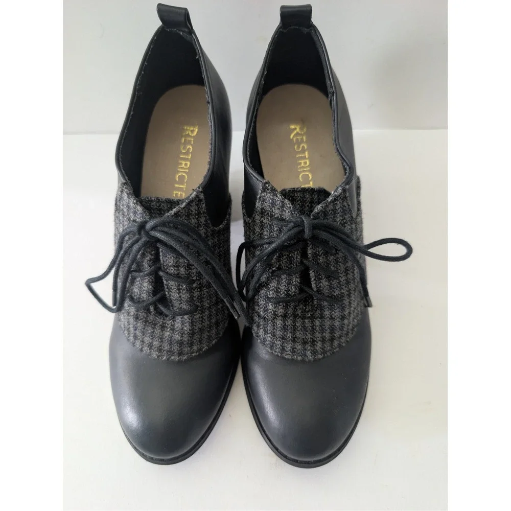 Restricted lace up