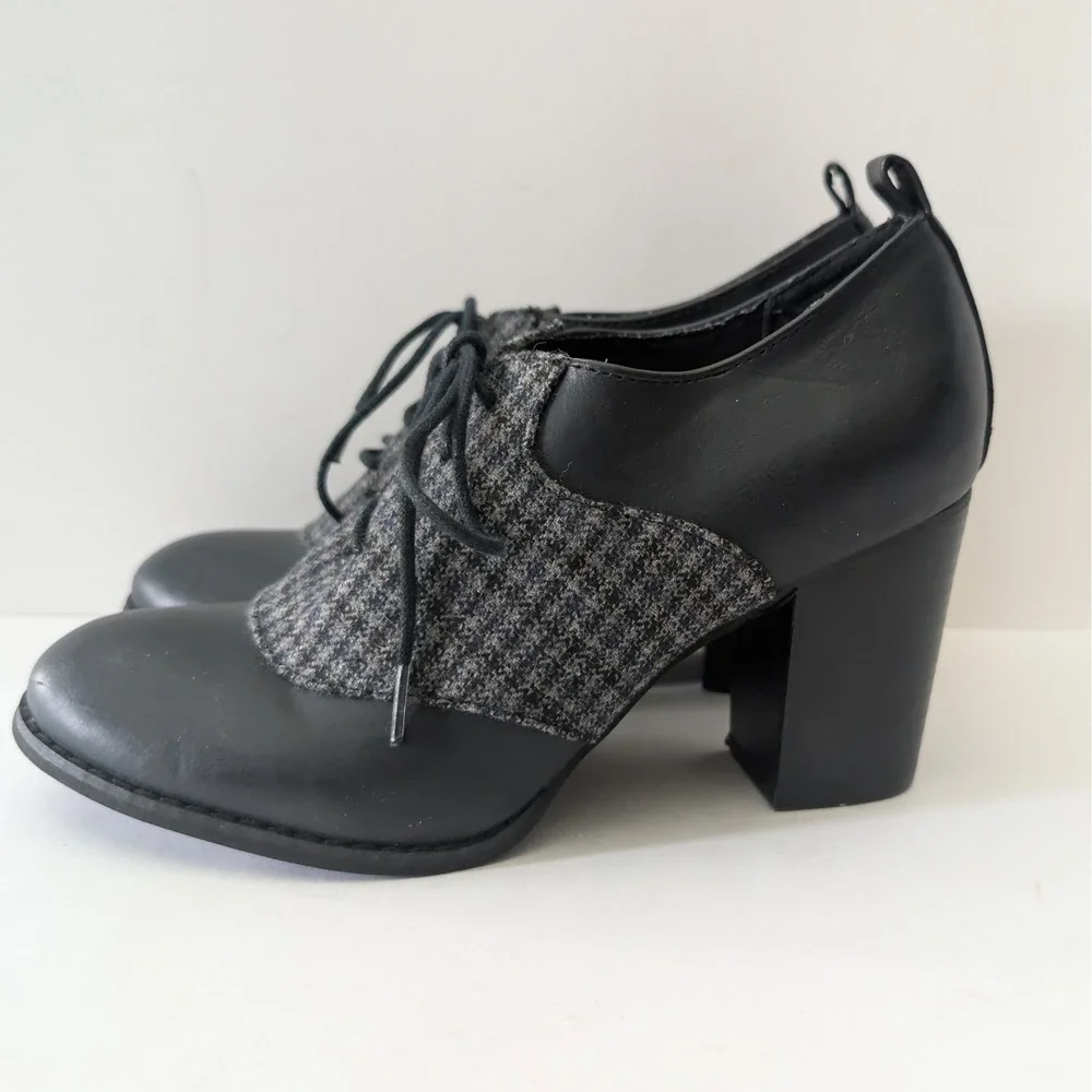 Restricted lace up