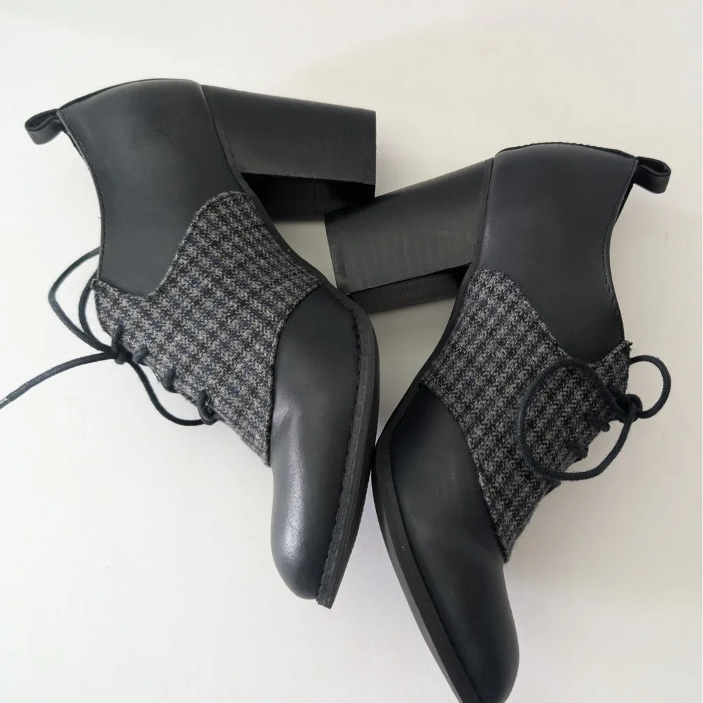 Restricted lace up