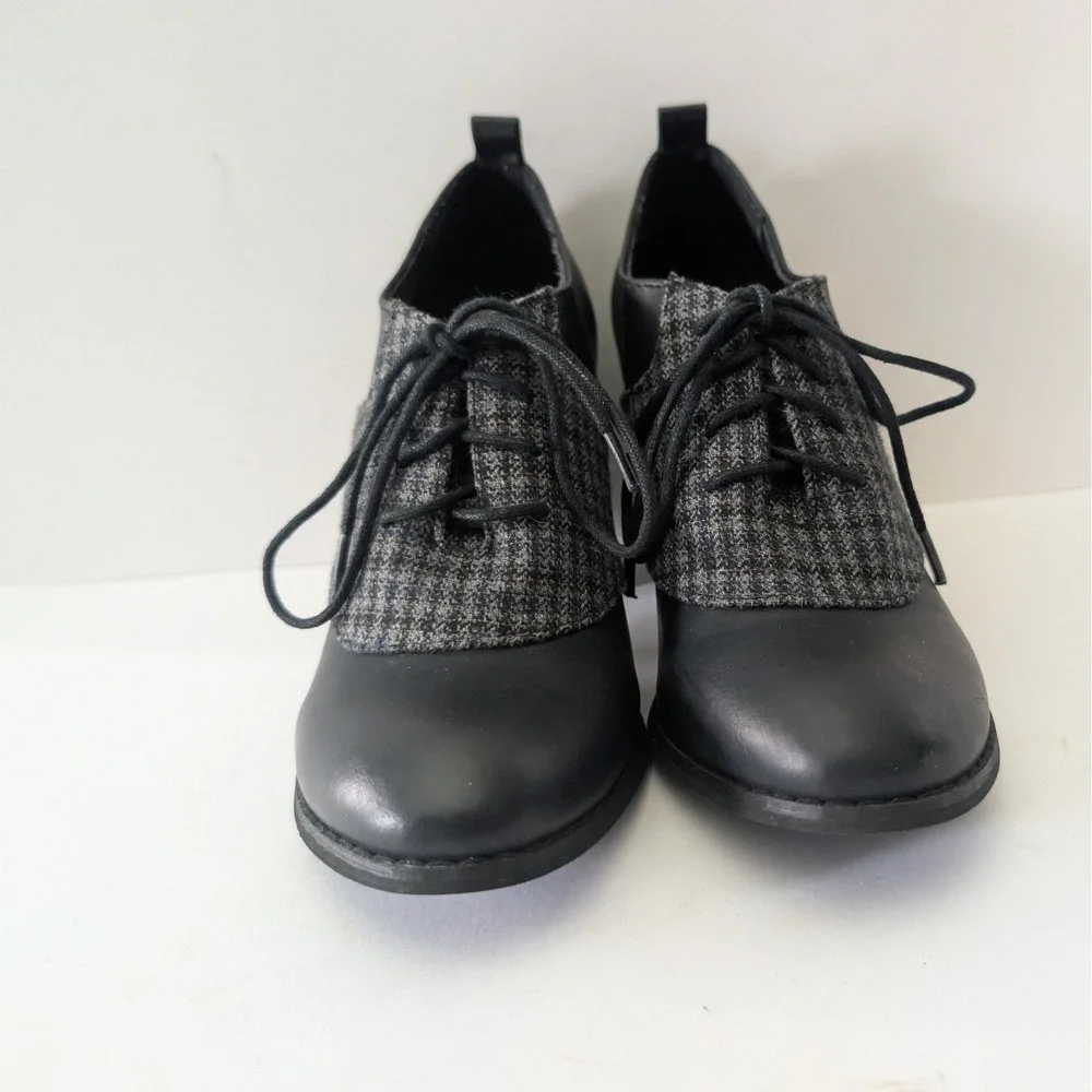 Restricted lace up