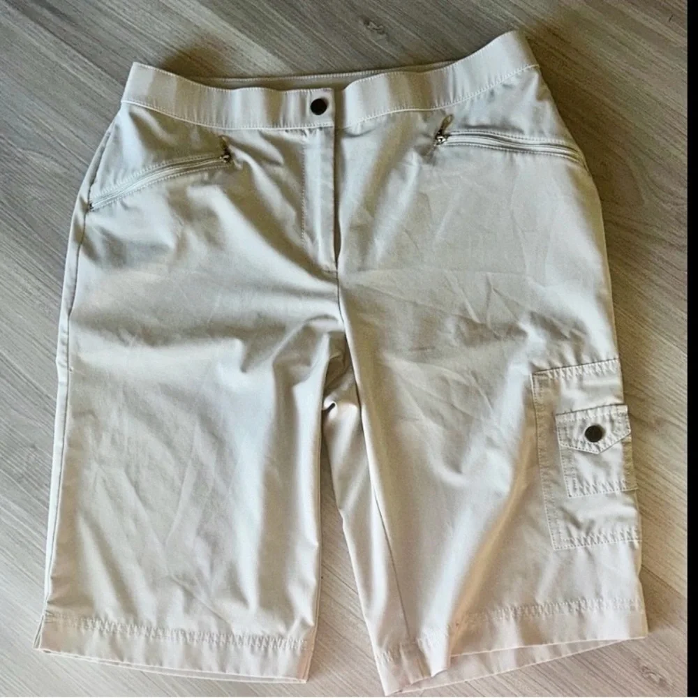 Chico's Zenergy Cargo Golf Shorts Women's 1.5 (10) Tan Khaki Travel Performance