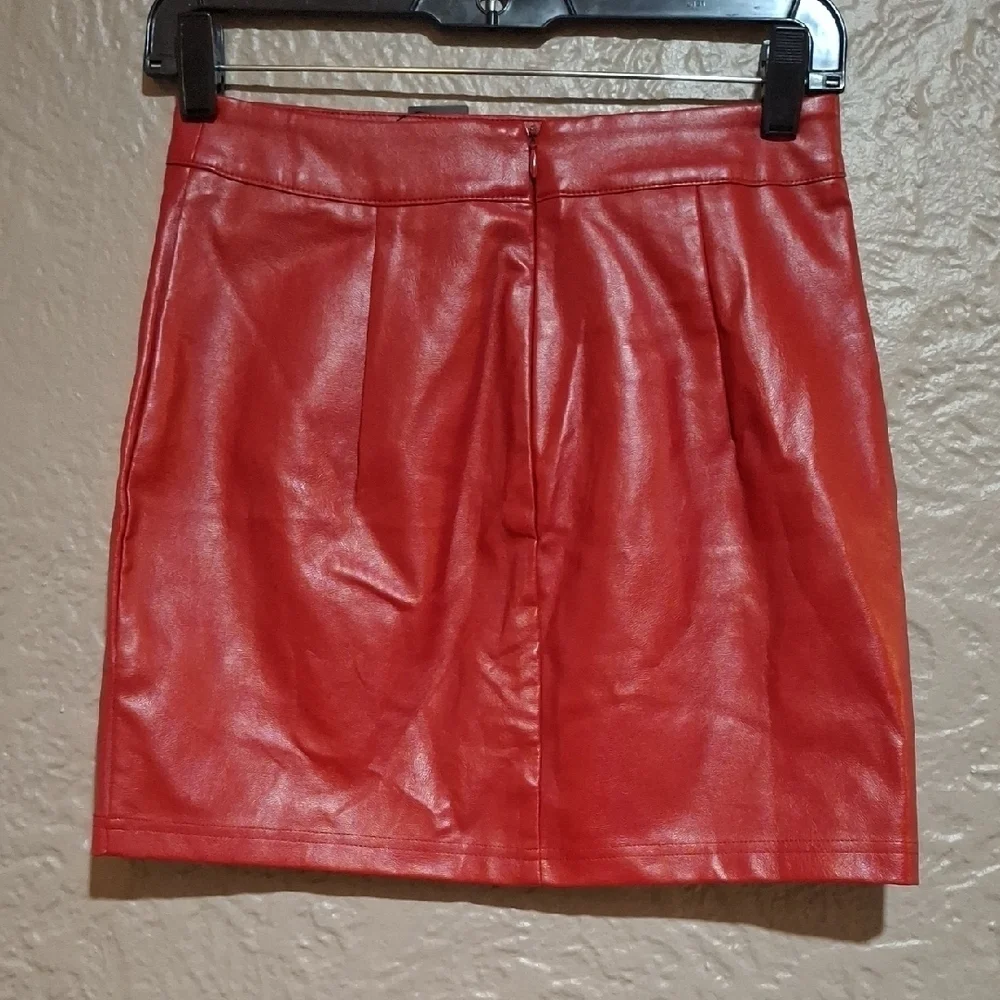 Lulus bold red