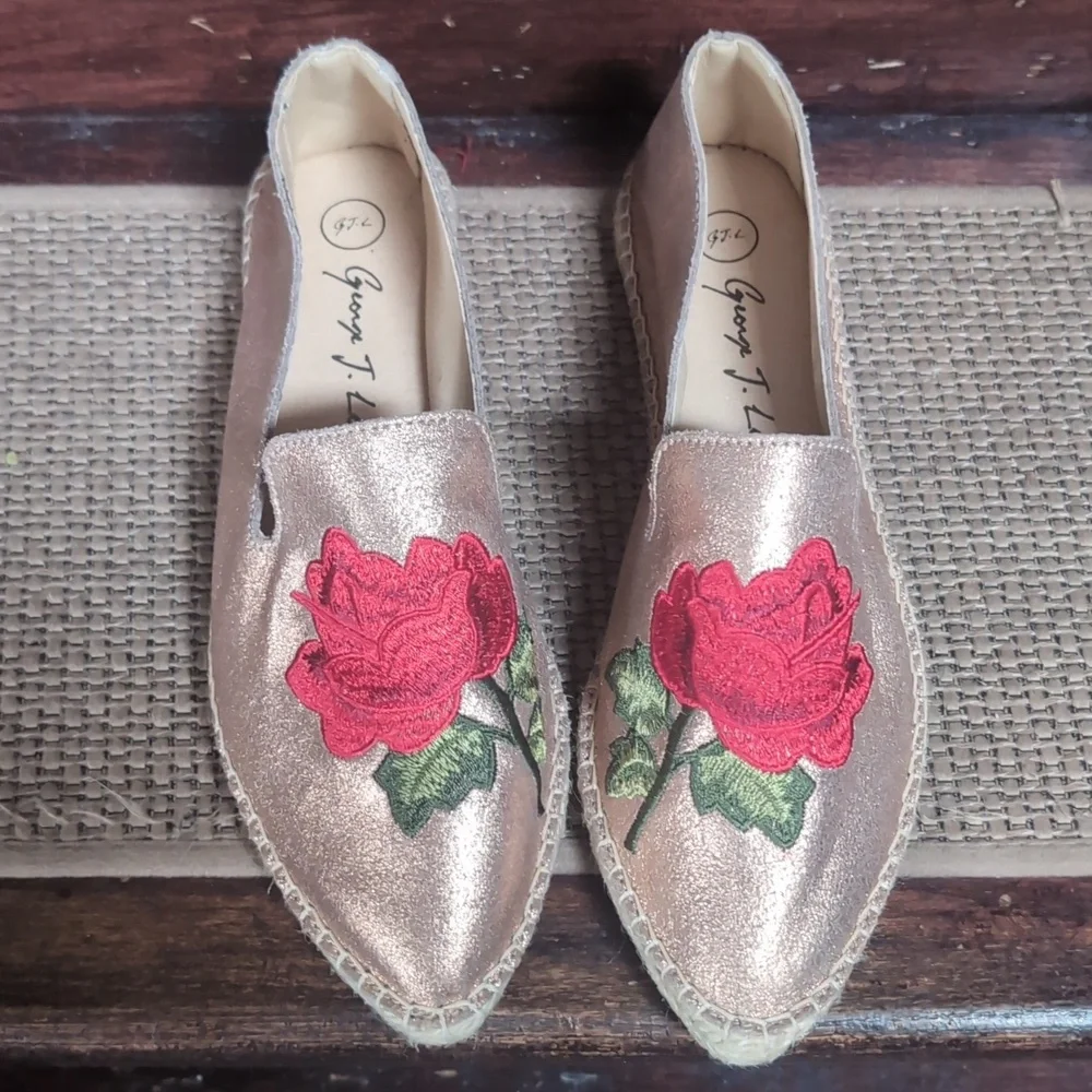 New Jorge J Love Size 6.5 Gold Embroidered Rose Loafers Smoking Slipper