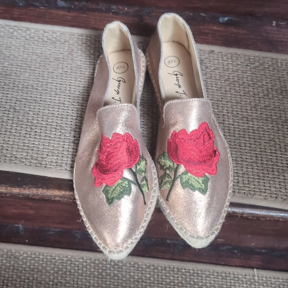 New Jorge J Love Size 6.5 Gold Embroidered Rose Loafers Smoking Slipper