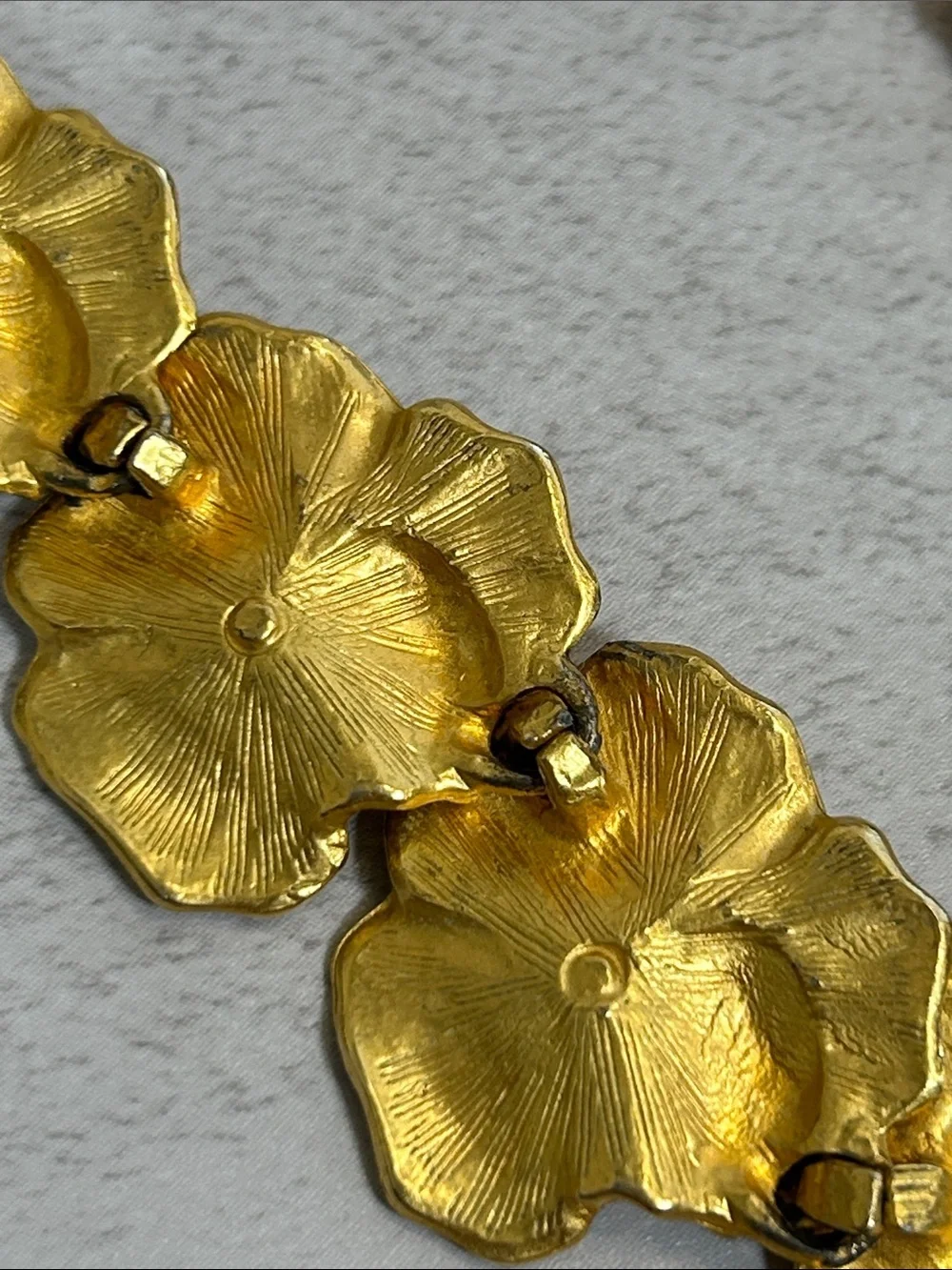N/A elegant gold