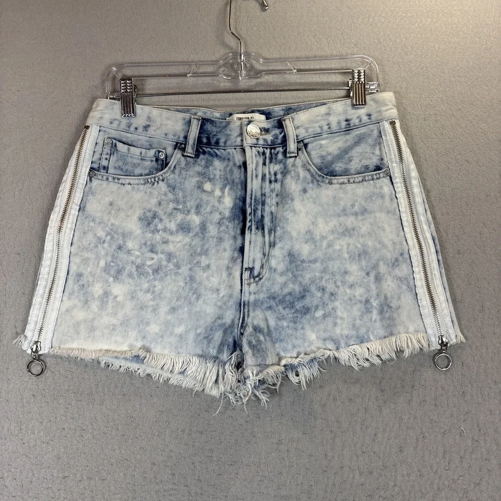 Forever 21‎ Premium Acid Wash Raw Hem Denim Shorts Zips up on sides – Size 29