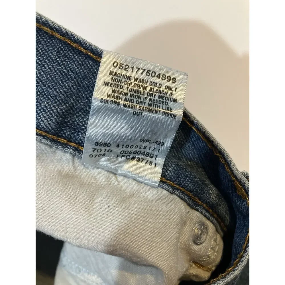 Levis details men’s
