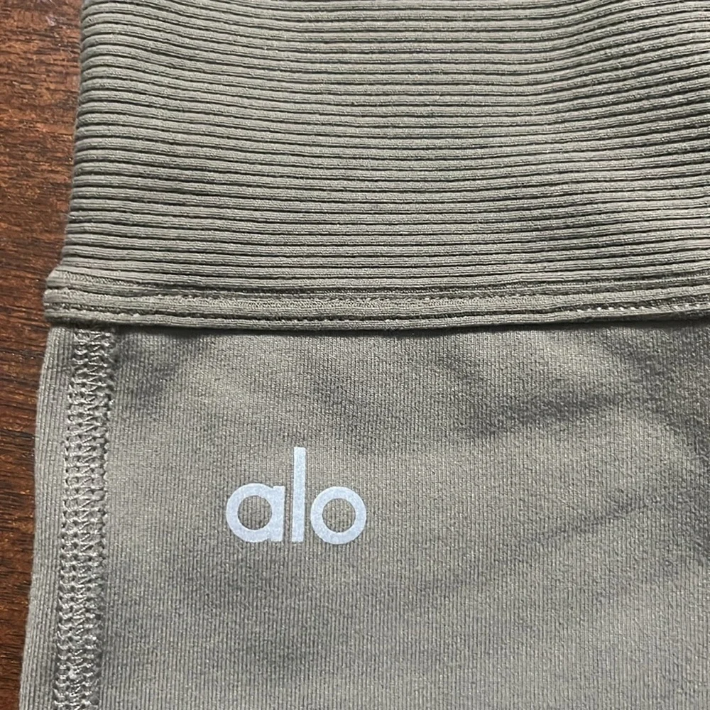 ALO Yoga color olive