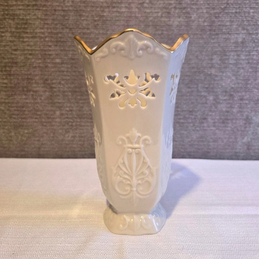 Lenox‎ Pierced Ivory Bone China Vase Gold Trim Made in USA 7.25 Inch Scalloped