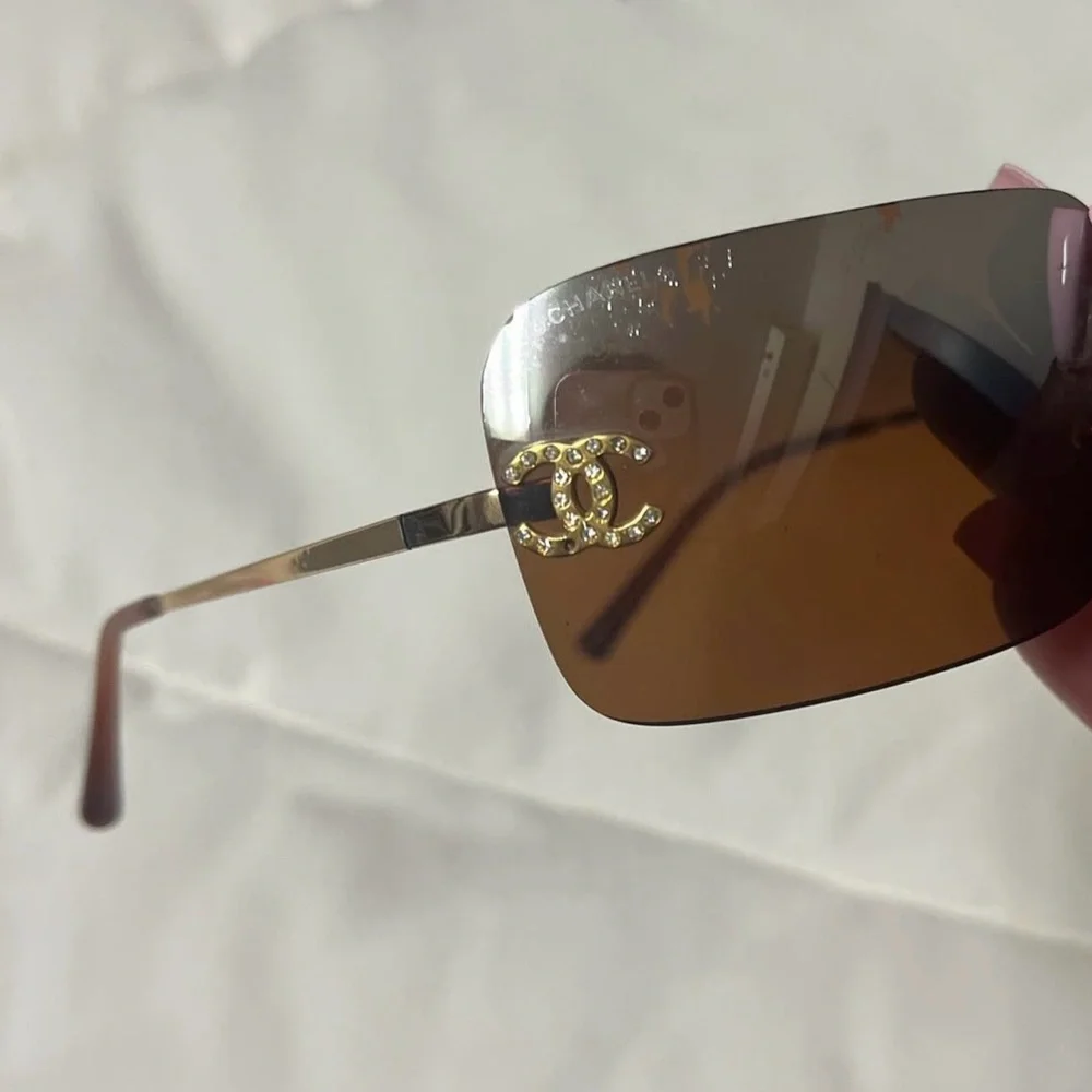CHANEL elegant rimless