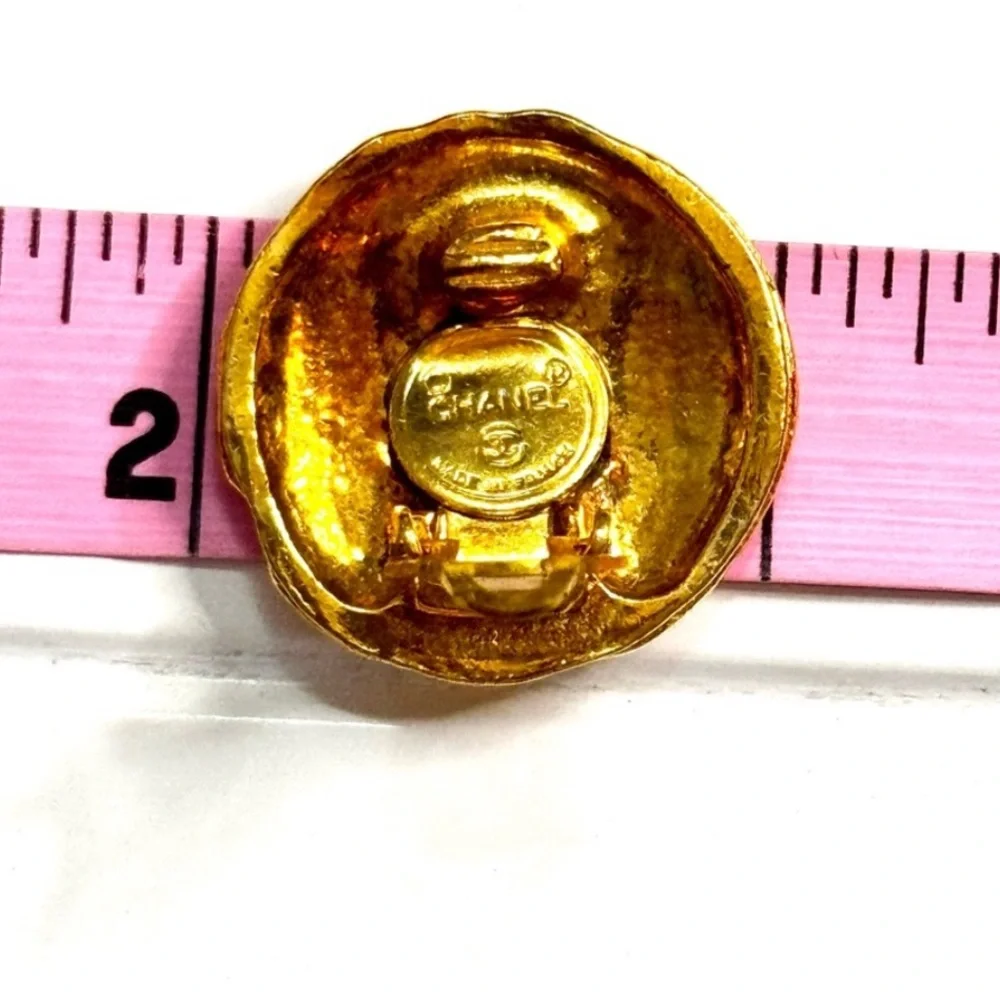 CHANEL vintage clip