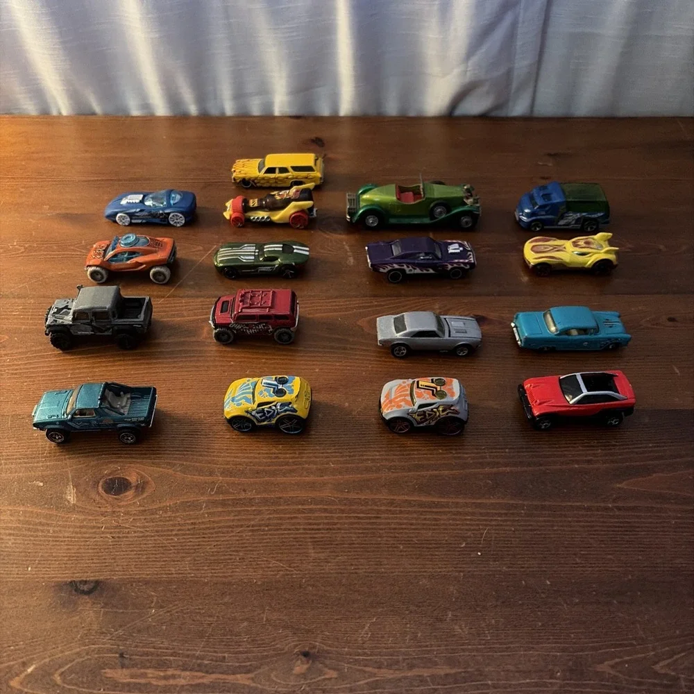 LOT OF 17 HOT‎ WHEELS VEHICLES