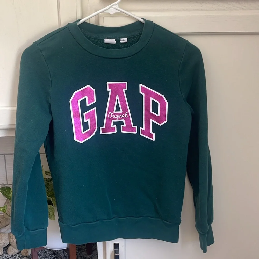 GAP Crewneck Sweatshirt with Pink‎ Logo