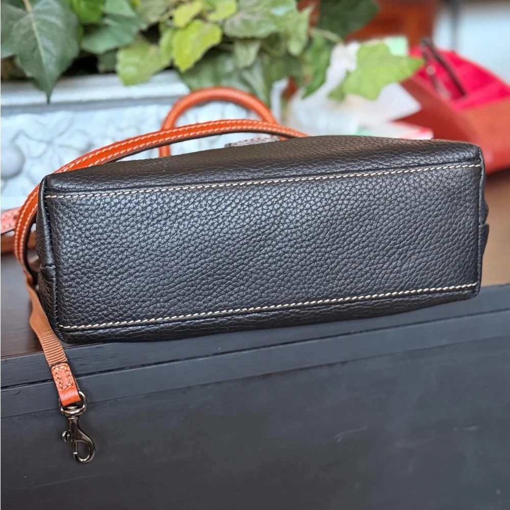 Dooney & Bourke classic dooney