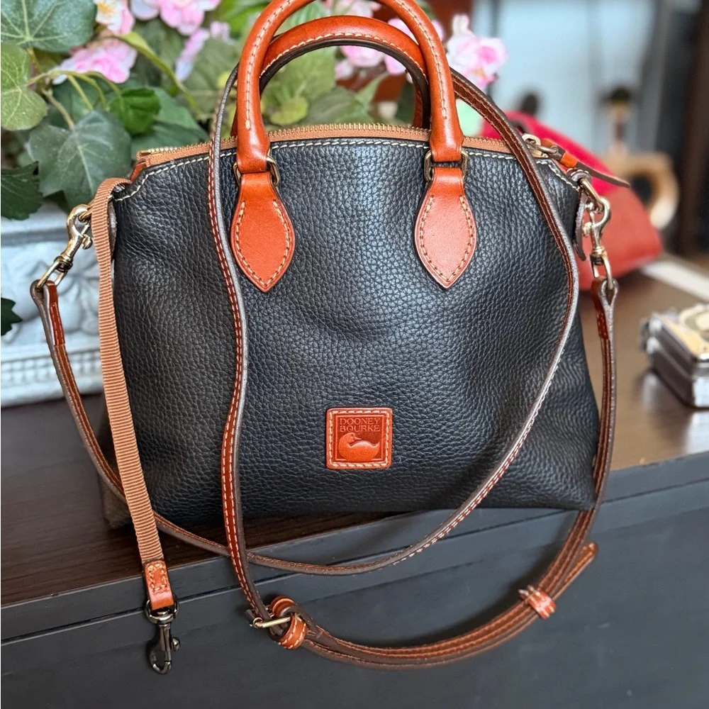 Dooney & Bourke classic dooney