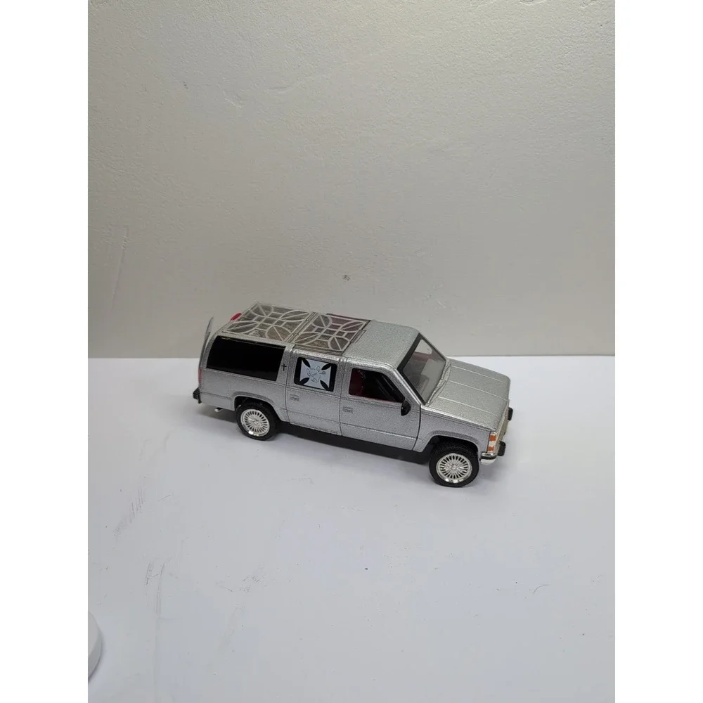 Funline 2004 Muscle Machines 1994 Suburban Traveling Wedding Chapel 1:64