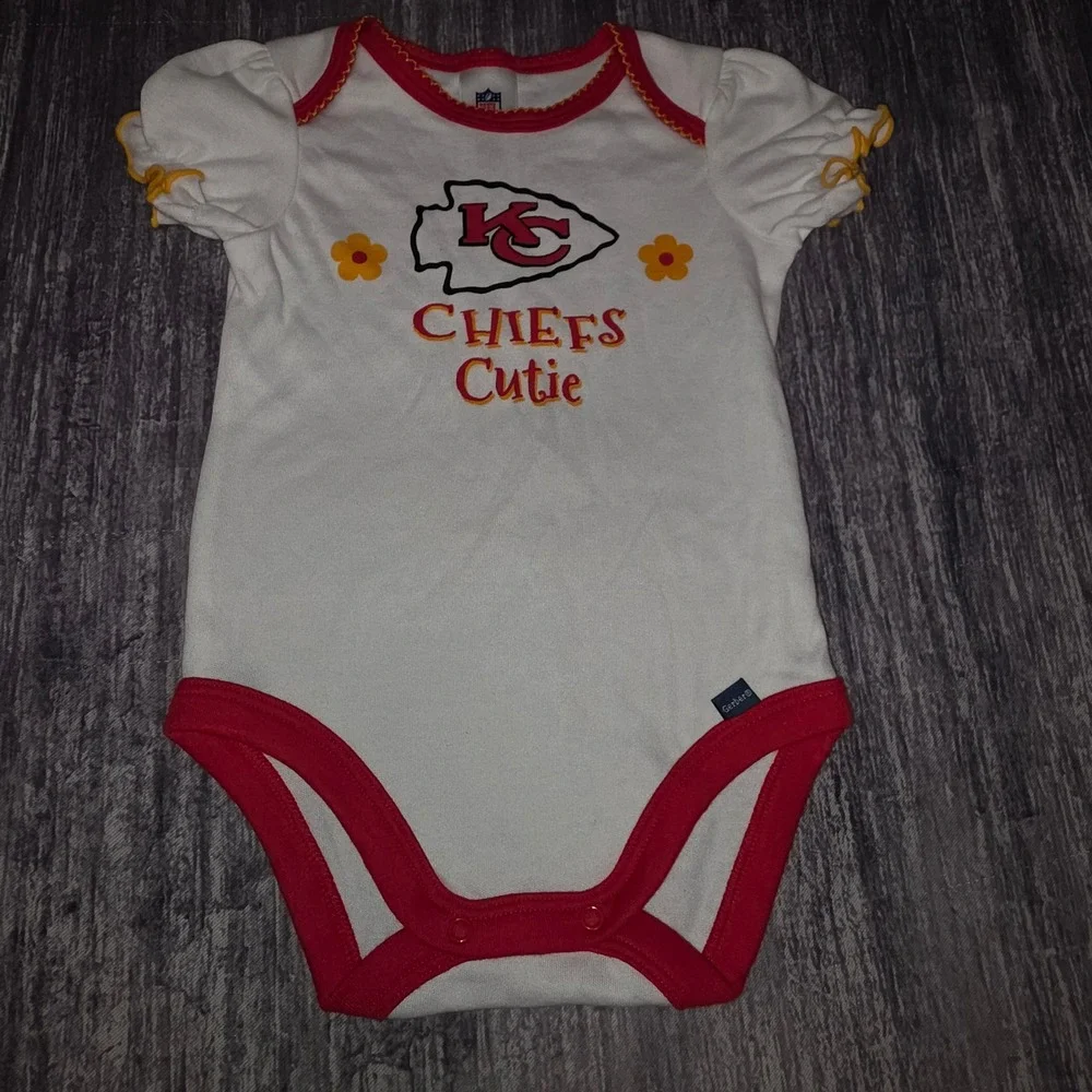 Gerber NFL Team Apparel Kansas City Chiefs Cutie Baby‎ Bodysuit 3-6M White Red