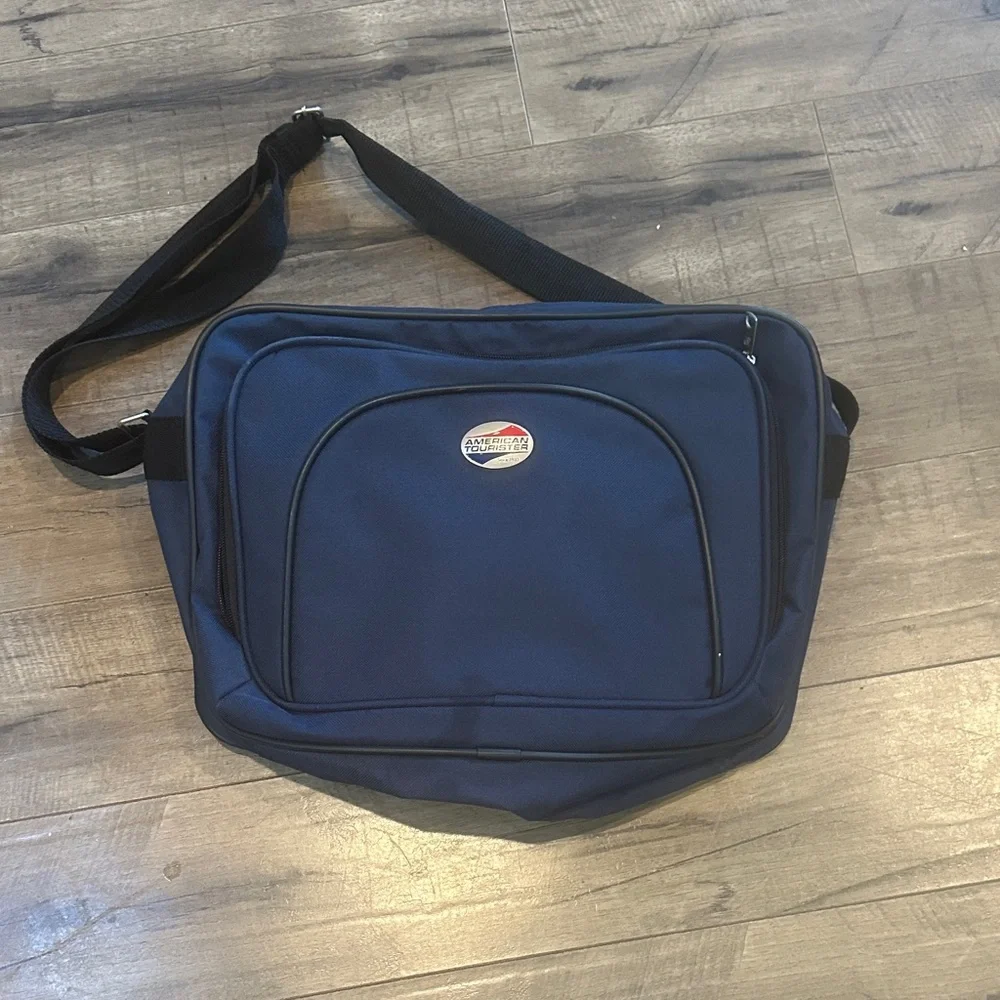 American Tourister compact messenger