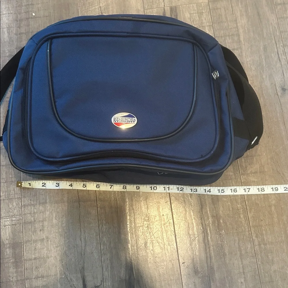 American Tourister compact messenger