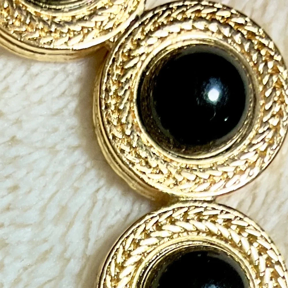 Timeless Monet Brooch Pin Circular Gold Tone with 8 Black Cabochon Stones 1.75”