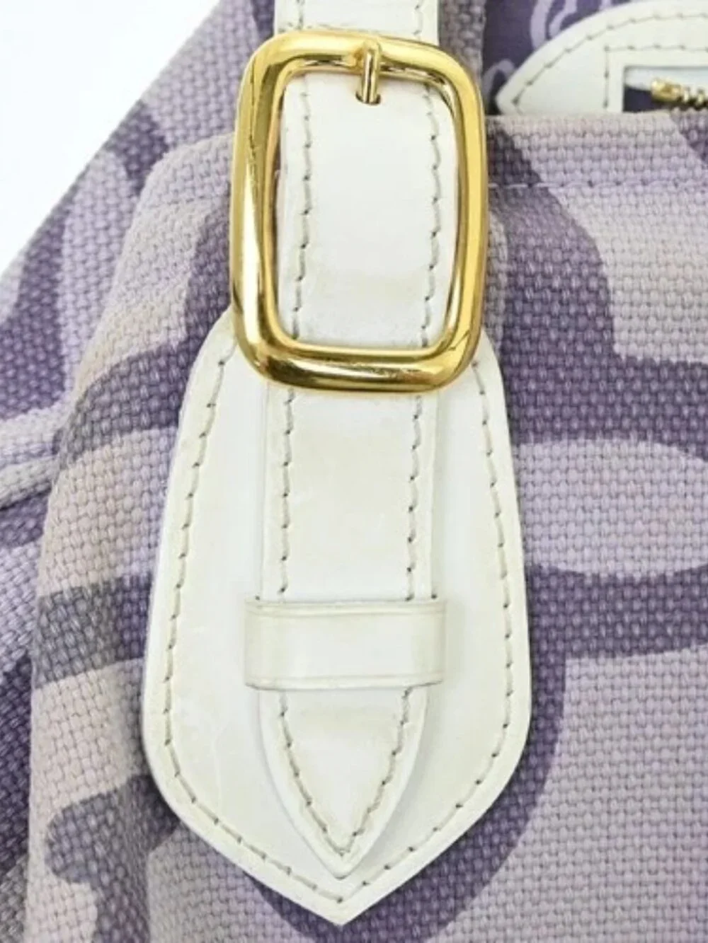 Louis Vuitton outside 	ab
