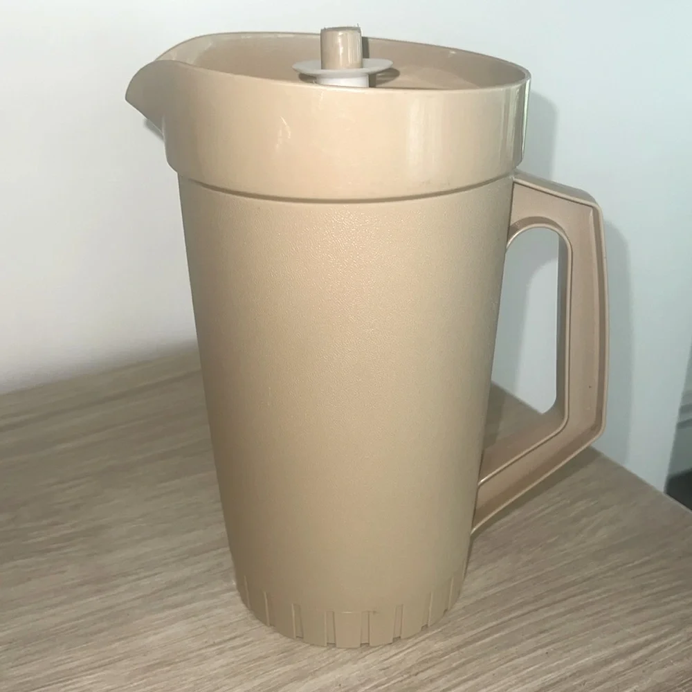 64 oz Vintage Tupperware beige and white pitcher. Looks new. Tight lid.
