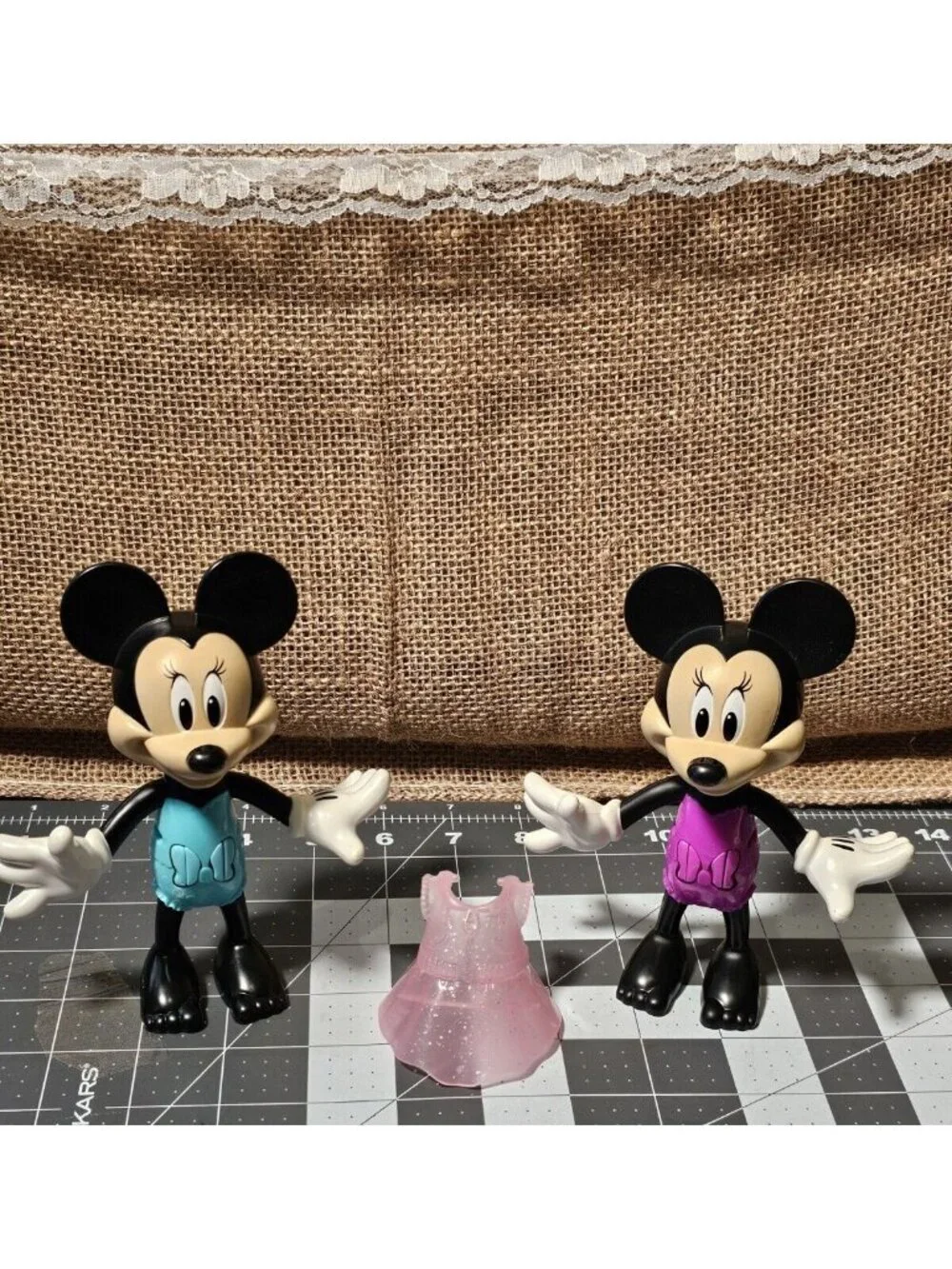 Disney 2016 Mattel Minnie Mouse lot of 2 Snap & Style comes with 1 dress