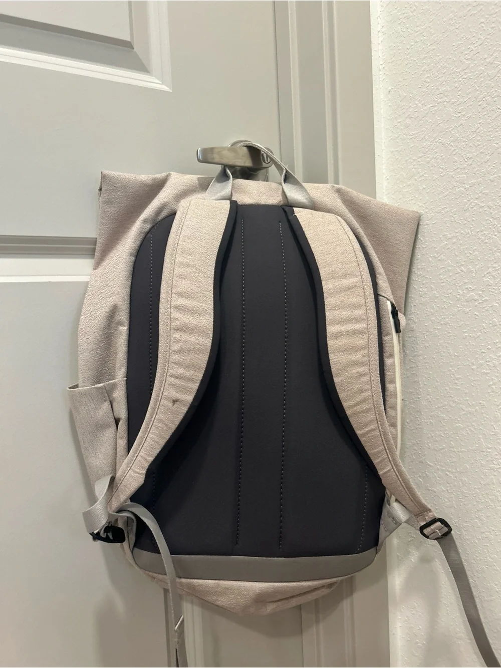 Bellroy straps pockets