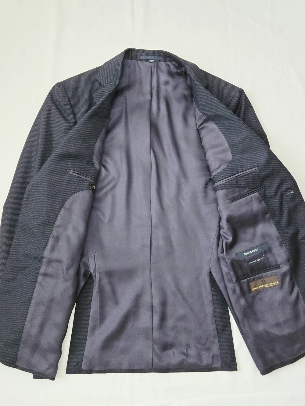 Suitsupply details features