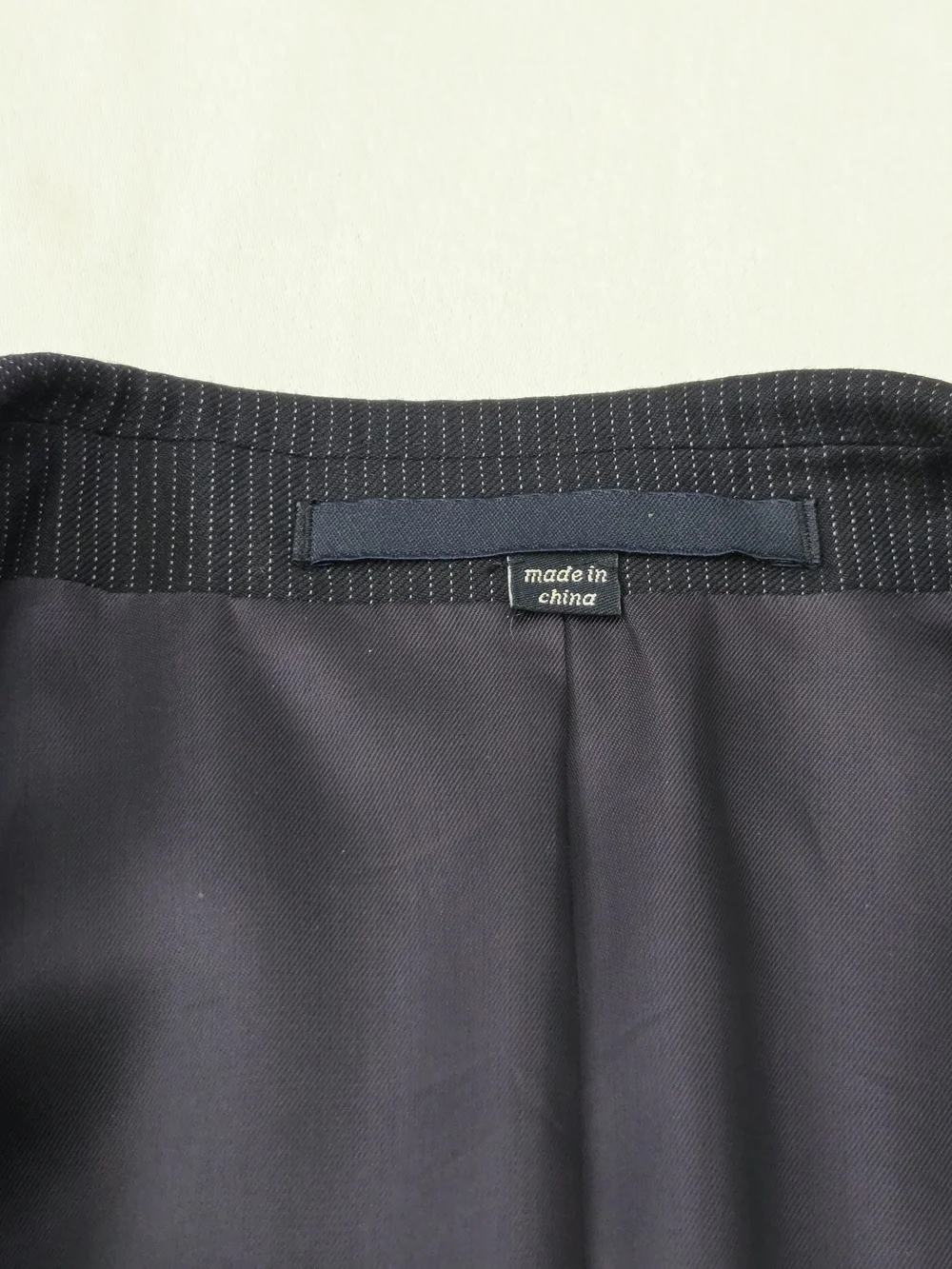 Suitsupply details features