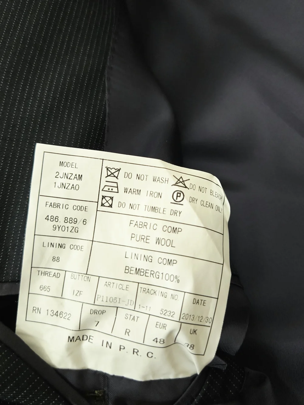 Suitsupply details features