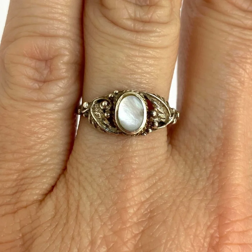 Sterling Silver 925 Southwest Style Oval Mother Of Pearl Feather Leaf Ring 6.5
