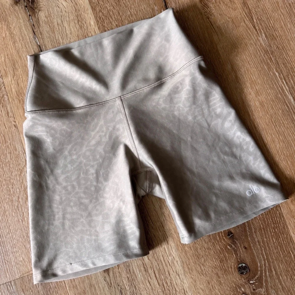 Alo Yoga High-Waist‎ Vapor Leopard Shimmer Biker Shorts Taupe XXS