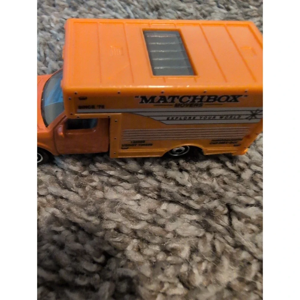 Matchbox 2008 MBX Moving Truck Die Cast Orange 1:64 Scale Commercial Vehicle