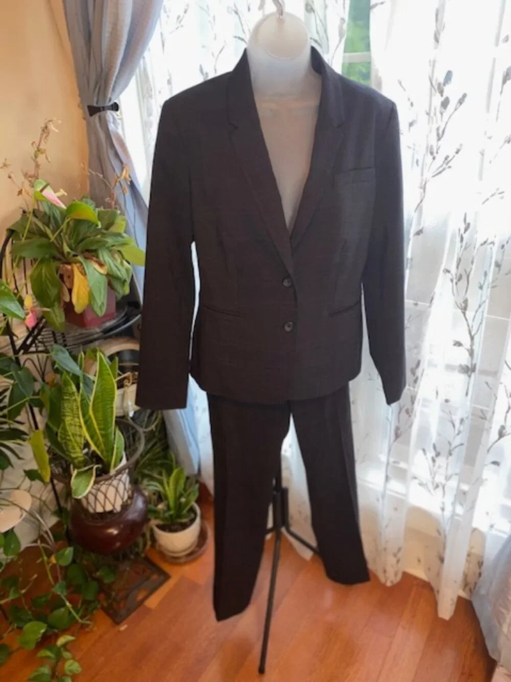 Banana Republic woman's 2-piece Plaid Pantsuit/Set, size 10