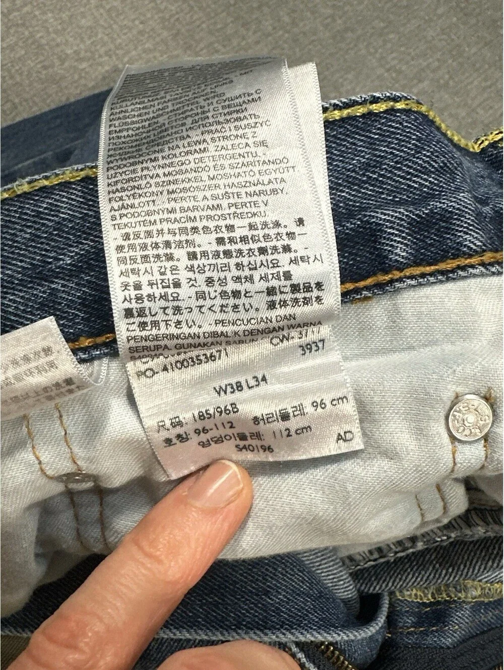 Levi’s 550 Relaxed Fit Jeans Men’s 35x32 Blue Denim Distressed Hole Vintage