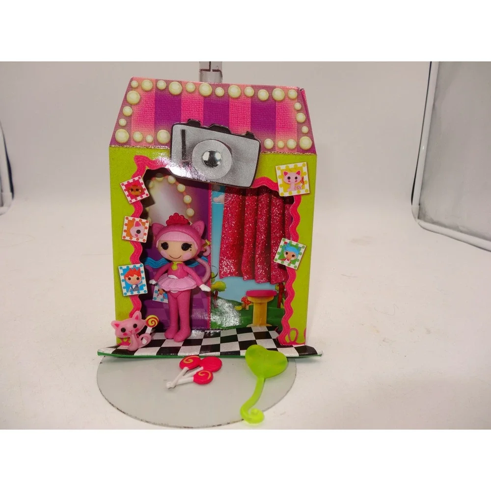 Lalaloopsy Mini Jewel Sparkles Figure Set with Pet Cat and Cardboard House‎