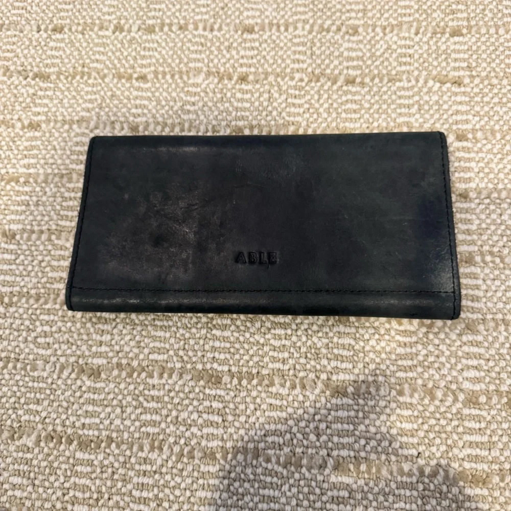 Able black leather