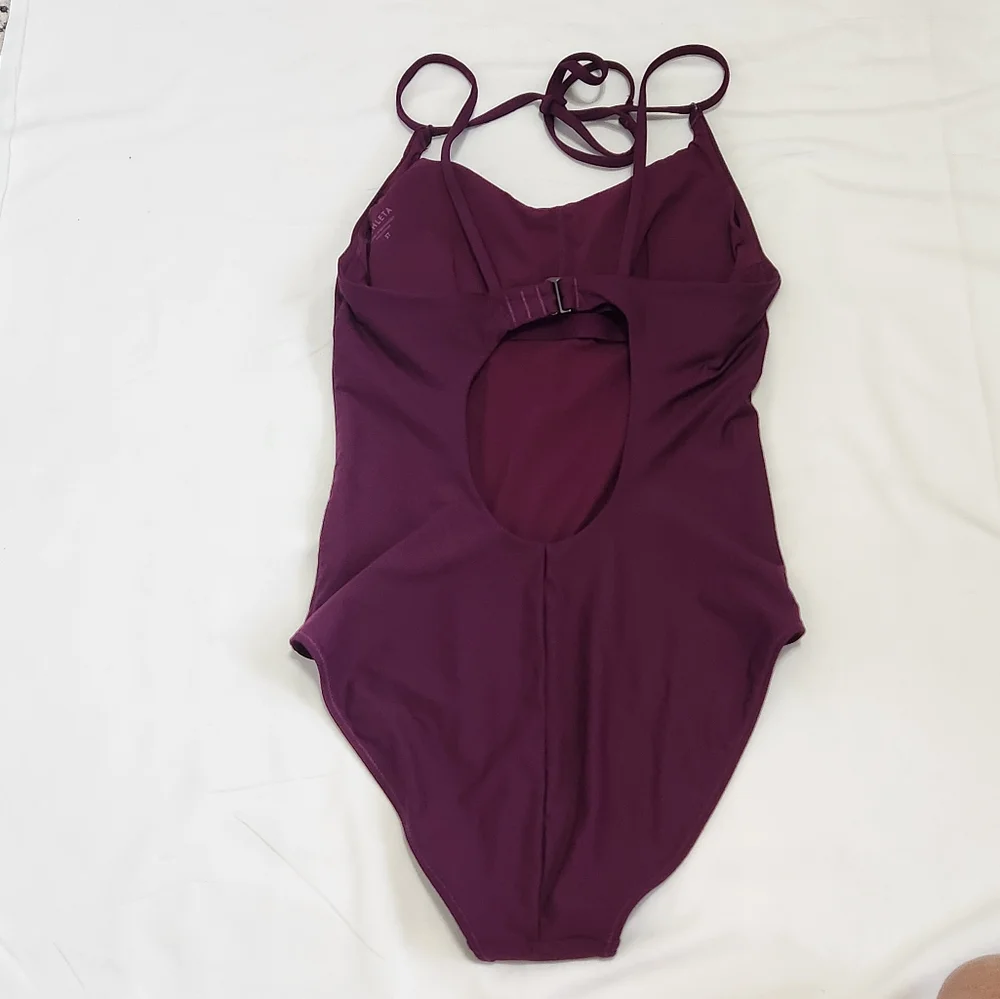 Athleta keyhole one