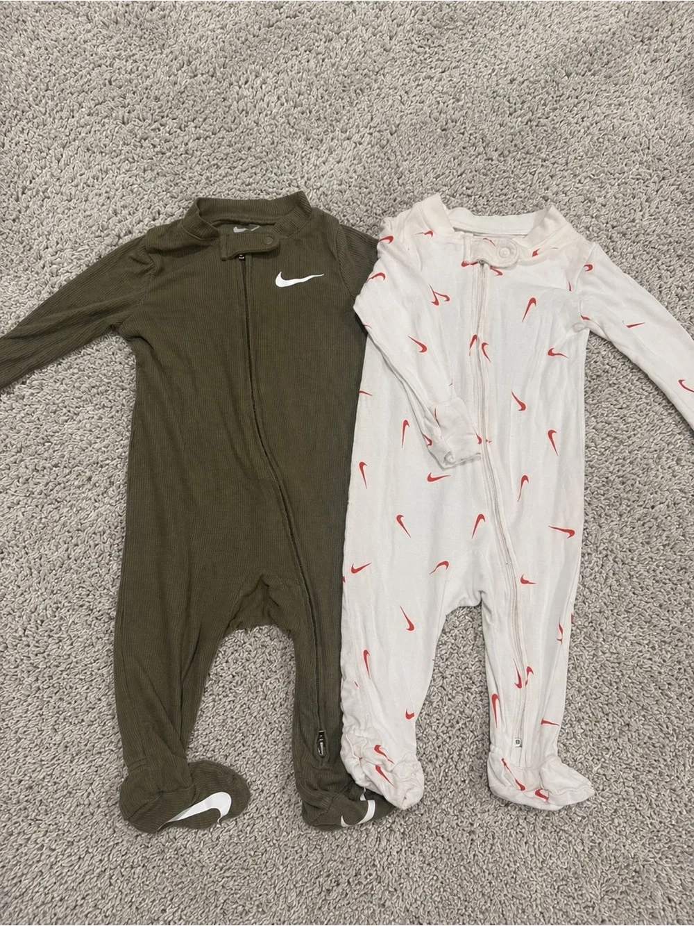 Nike Baby 2 Pack Footed Sleepers 6M Olive Green White Swoosh Zip Pajamas