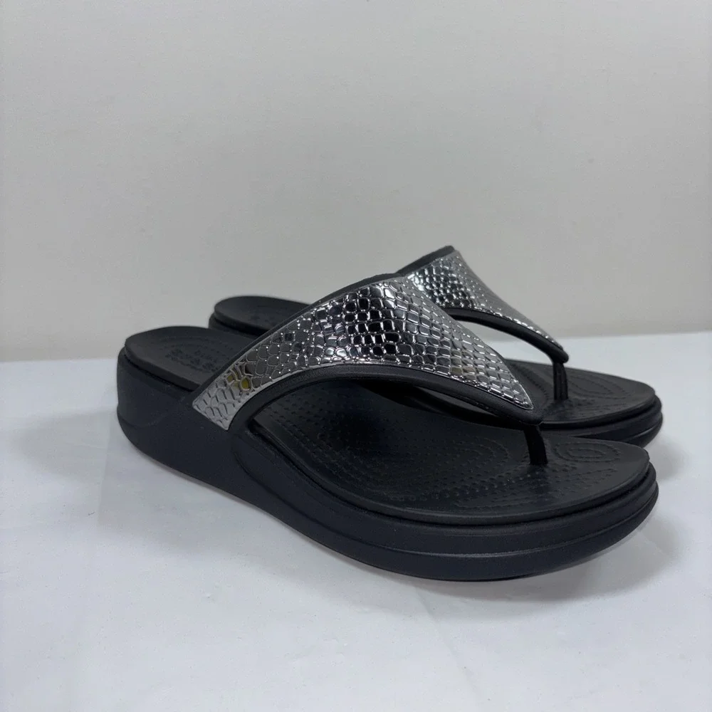Crocs Womens 6 Monterey Metallic Wedge‎ Sandals Flip Flop Silver Black Slip On