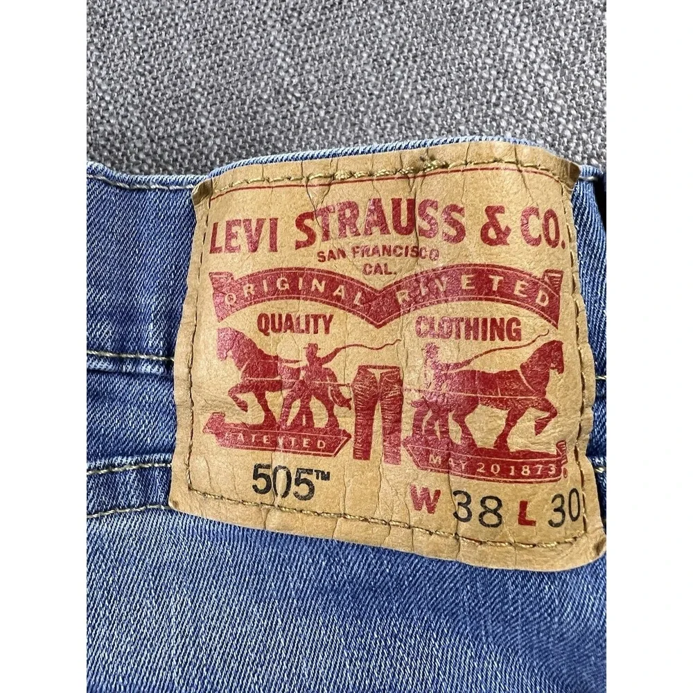 Levis refer photos